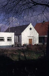 Het witte gebouw van het Leger des Heils aan de Molenlaan in Spijkenisse