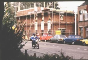 De Ark in aanbouw in 1984, met steigers tegen de bakstenen gevel aan de Voorstraat