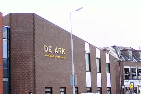 De Ark aan de Voorstraat, met de naam van de kerk op de bakstenen gevel