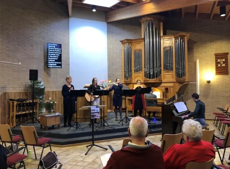 Muziekgroep van De Ark met gitaar en zang voor in de kerk