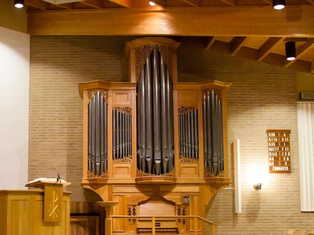 Het orgel van De Ark met houten kas en tinnen pijpen, naast de kansel