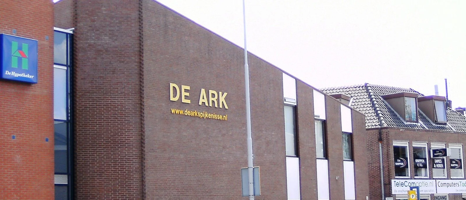 Bakstenen gevel van De Ark aan de Voorstraat met de naam van de kerk