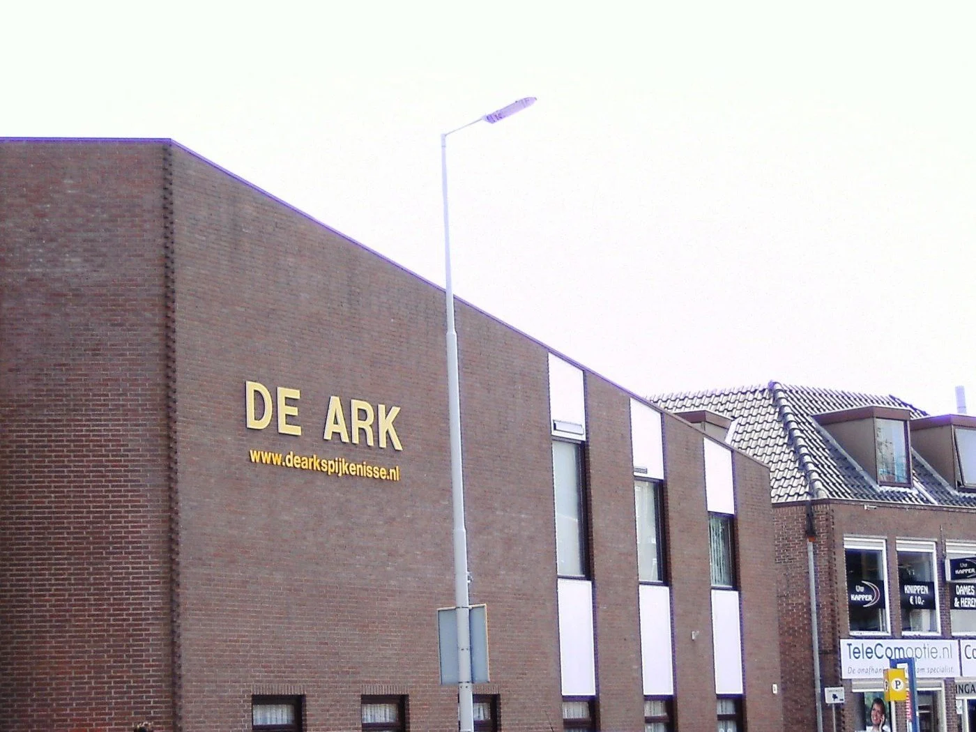 Het kerkgebouw van De Ark aan de Voorstraat in Spijkenisse, met de letters DE ARK op de bakstenen gevel