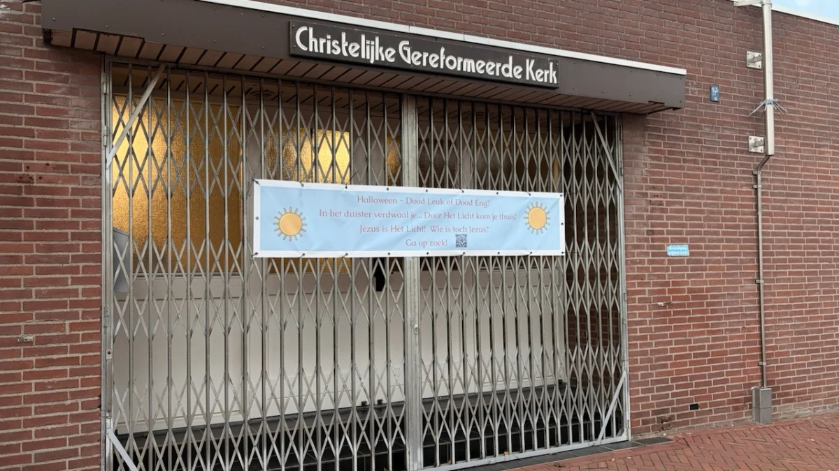 De voorgevel van De Ark aan de Voorstraat met het Halloween-spandoek aan het hek
